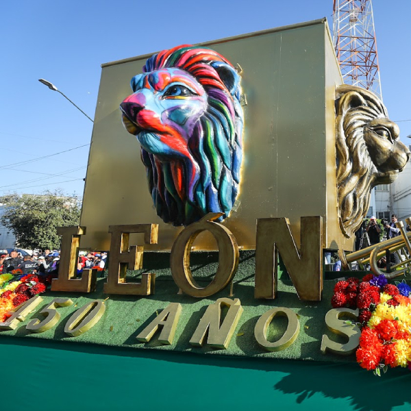 DESFILE LEÓN 450